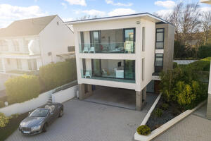 Picture #1 of Property #1040632641 in Whitecliff Road, Whitecliff, Poole BH14 8DX