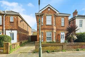 Picture #0 of Property #1059319641 in Muscliffe Road, Bournemouth BH9 1PZ