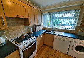 Picture #6 of Property #1097898141 in Gregory Gardens, Calmore SO40 2UQ