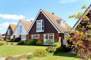 Picture #0 of Property #1186288131 in Wolsey Way, Milford on Sea SO41 0SJ