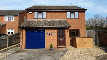 Picture #0 of Property #1217362641 in Haywards Farm Close, Verwood BH31 6XW