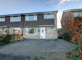 Picture #0 of Property #1320449241 in Brooks Close, Ringwood BH24 1NE