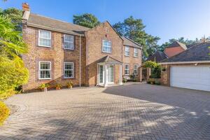 Picture #0 of Property #1463216241 in Castlemews, Ringwood BH24 2BG