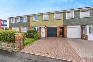 Picture #0 of Property #1521499641 in Salcombe Crescent, Totton, Southampton SO40 8BQ