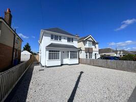 Picture #0 of Property #1590448641 in Vicarage Road, Oakdale, POOLE BH15 3BA