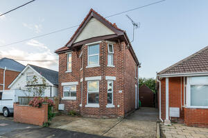 Picture #0 of Property #1712019141 in Mayfield Avenue, Totton, Southampton SO40 3JS
