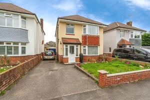 Picture #0 of Property #1872763641 in Lackford Avenue, Totton, Southampton SO40 9BQ