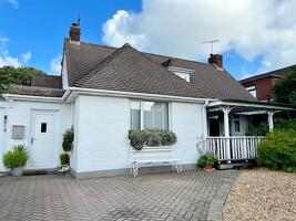 Picture #0 of Property #1879268541 in Pottery Road, Whitecliff, Poole BH14 8RB