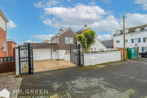 Picture #0 of Property #1999375641 in Stanpit, Christchurch BH23 3LU